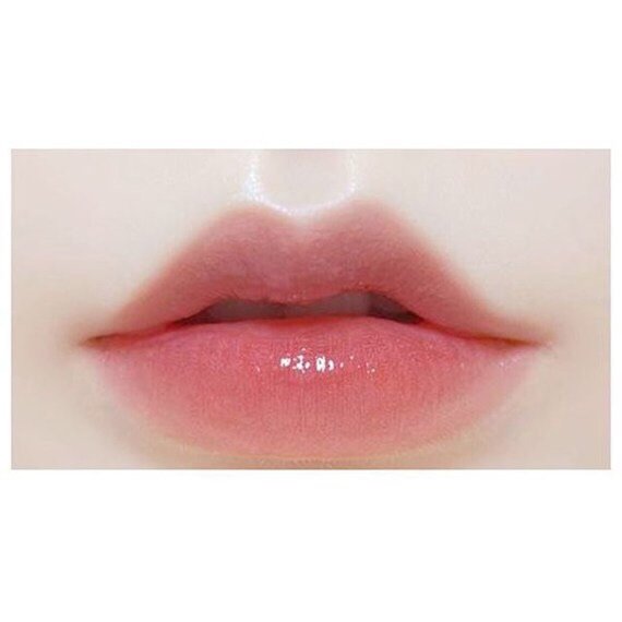 红唇衰老：主要变现在唇部容量、唇色、竖形条索状皱纹、上下唇比例、口角下垂。
