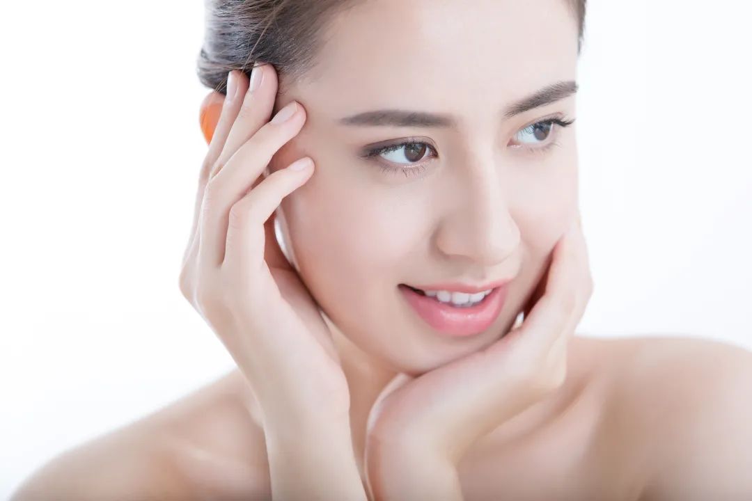 “果酸换肤”是目前比较知名的医疗美容治疗项目，它其实是一种化学换肤术。多年来，它在治疗皮肤疾病和改善皮肤光老化方面得到了广泛的认可。