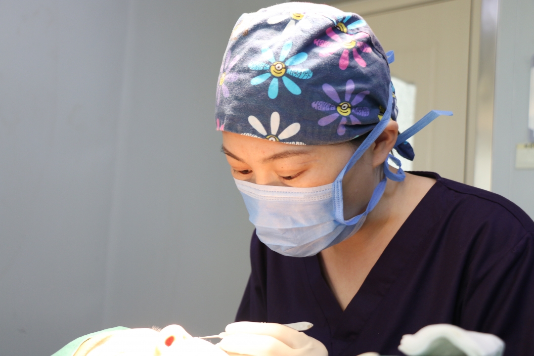 现在有很多人都存在眼袋的困扰，那么有一些爱美人士就想要通过一些方式把眼袋去除，而目前去眼袋的方式有激光和手术两种方式，而选择哪一种也是要根据实际的情况来选择的。