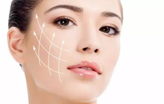 线雕即埋线提升，是指将可吸收线植入到皮下脂肪的浅层及深层，对皮肤进行提拉，达到年轻化效果的一种微创手术。线雕的效果一般可维持1～2年。该方法可以抗衰、提升面部线条，达到紧肤、面部年轻化的效果。